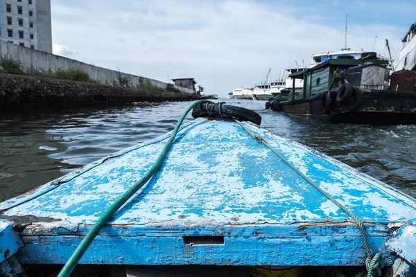 Bootfahren mit kleinem Holzschiff im Sundakelapa-Hafen, jakar — Stockfoto