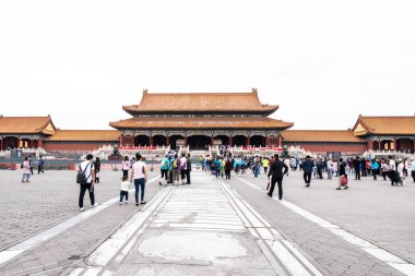 Pekin, Çin - 20 Mayıs 2018: Çin'in merkezindeki bir saray kompleksi olan Yasak kentte seyahat eden insanların ikonik sıcak noktaları görünümü.
