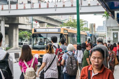 Bangkok, Tayland - 1 Aralık 2017: Chatuchak otobüs istasyonunda otobüs bekleyen kimliği belirsiz kişilerin görünümü, bu Bangkok, Tayland toplu karayolu taşımacılığı genel bakış gösteriyor. 