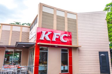 Bandung, Endonezya - 29 Aralık 2018: Bandung, Endonezya'da kızarmış tavuk konusunda uzmanlaşmış bir Amerikan fast-food restoran zinciri olan Kfc veya Kentucky Fried Chicken'ın ön mağazasının görünümü.