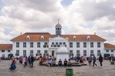 Jakarta, Endonezya - 2 Ocak 2019: Endonezya'nın Eski Kenti Jakarta'da bulunan Fatahillah Müzesi veya Batavia Müzesi olarak bilinen Jakarta Tarih Müzesi'nin önünde insanların keyfi. 