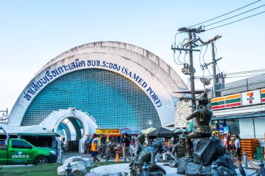 Rayong, Tayland - 31 Mart 2019: Phra Aphai Mani ile Samed Adası'na giriş iskelesi kapısı ve Rayong, Tayland'daki Koh Samet Adası'ndaki denizkızı heykelinin görünümü.