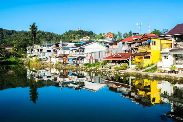 Kanchanaburi, thailand - 13. Dezember 2017: blick auf das schöne e-thong dorf, pilok, thong pha phum nationalpark, kanchanaburi provinz, thailand. — Stockfoto