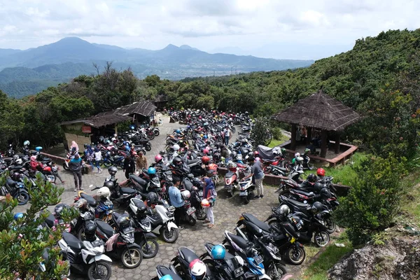 Bandung, Endonezya - 30 Aralık 2018: Batı Java eyaletinin başkenti Bandung şehrinin 30 km kuzeyinde bir stratovolkan olan Tangkuban Perahu'da motosiklet park yeri görünümü.