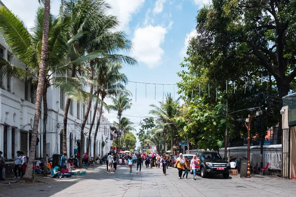 Yakarta, Indonesia - 2 de enero de 2019: Vista de personas caminando y disfrutando en la calle Kota Tua, Ciudad Vieja de Batavia, las partes más históricamente significativas de Yakarta, Indonesia . — Foto de Stock