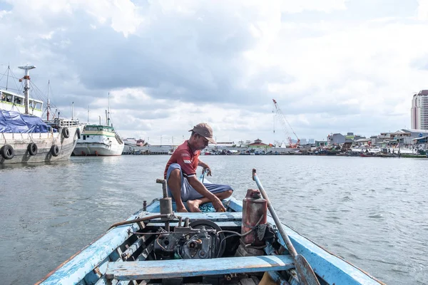 Jakarta, indonesien - 2. januar 2019: blick des seemanns, der mit dem hölzernen motorboot über dem meer im sunda kelapa hafen segelt, dem tor zum jakarta hafen in indonesien. — Stockfoto