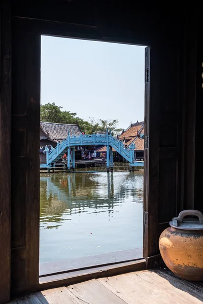 Samut Prakan, Thailand-February16, 2016: uitzicht op het Thaise oude traditionele huis van de oude stad of het oude Siam of Mueang Boran, openluchtpark Museum met replica's historische gebouwen van Thailand. — Stockfoto