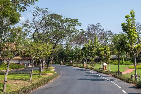 Samut Prakan, Tayland - 16 Şubat 2016: Antik Kent veya Antik Siam veya Mueang Boran'ın yeşil yolunun manzarası, Tayland'ın tarihi binalarının kopyalarının yer aldığı bir açık hava parkı müzesi. — Stok fotoğraf