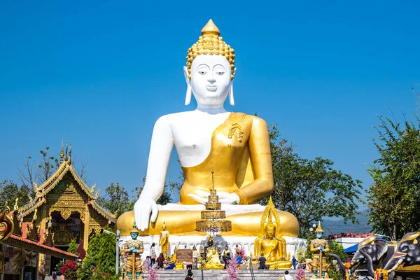 Chiangmai, Tayland - 24 Şubat 2019: Chiangmai, Tayland'daki Wat Phra That Doi Kham tapınağında 17 Metre boyunda oturan Taylandlı hac yolcusu görünümü.