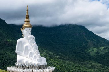 Wat Pha Sorn Kaew, Budist manastırı ve Khao Kho, Phetchabun, Tayland tapınağının ikonik sıcak noktalar görünümü
