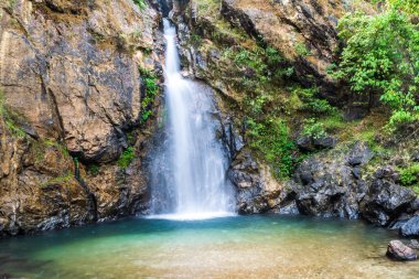 Thong Pha Phum Ulusal Parkı'ndaki Jokkradin Şelalesi manzarası, Kanchanaburi, Tayland