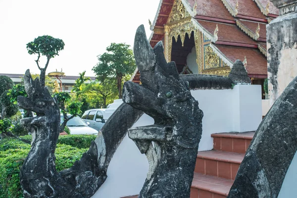 Vista del Templo Wat Phra Singh, el popular monumento histórico del templo en Chiang Mai, Tailandia — Foto de Stock