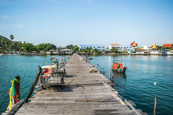 Der alte hölzerne Steg mit Seil und Fischerbooten am alten hölzernen Steg in Sattahip, Provinz Chonburi, Thailand — Stockfoto