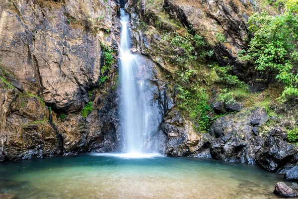 Thong Pha Phum Ulusal Parkı'ndaki Jokkradin Şelalesi manzarası, Kanchanaburi, Tayland