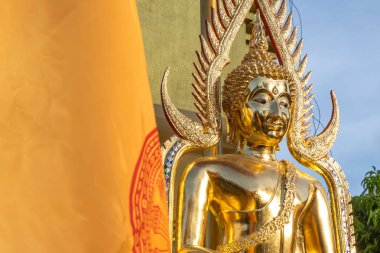 Altın Buda yüz ve mavi gökyüzü kopya alanı ile Tayland tapınağın açık Budist sarı bayrak