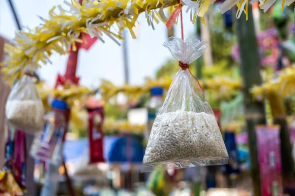 Vista da Lanna tailandesa oferta de arroz tradicional para o espírito santo — Fotografia de Stock