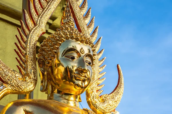 Altın Buda yüz ve mavi gökyüzü kopya alanı ile Tayland tapınağın açık Budist sarı bayrak