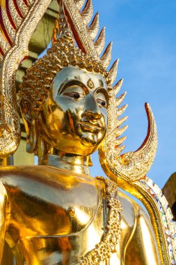 Altın Buda yüz ve mavi gökyüzü kopya alanı ile Tayland tapınağın açık Budist sarı bayrak