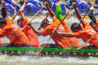 Samutsakorn, Tayland-16 Ağustos 2015: Samut Sakhon ilinin 16 Ağustos 2015 tarihinde Samutsakorn Tayland 'da yapılan yıllık uzun tekne yarışında kimliği belirsiz mürettebat.
