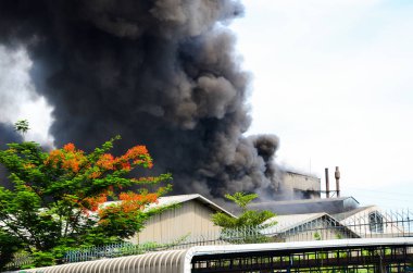 Fabrika yangınından çıkan siyah duman.