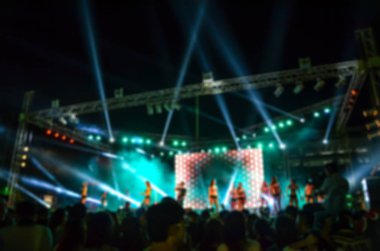 Konser arkaplanının bulanık fotoğrafları.