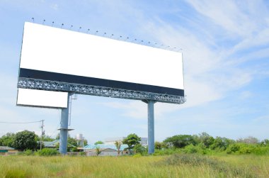 Bulutlu beyaz ilan panosu ve mavi gökyüzü arkaplanı ürün ve ticari promosyon reklamları için.