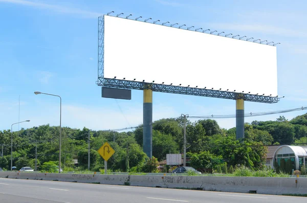 Большой Бланковый Билборд Расположенный Обочине Дороги — стоковое фото