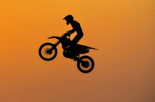 Hari Latihan Siluet Motorcross Melompat Latar Belakang Matahari Terbenam — Stok Foto