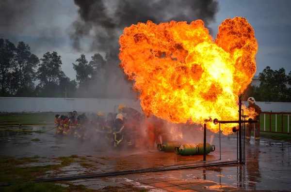 Emberek Gyakorolják Tűzoltó Készülékeket Vízzel — Stock Fotó