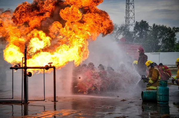 Люди Практикують Вогнегасники Водою — стокове фото