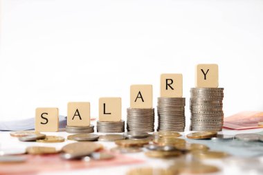 Maaş metin bloğu yığılmış Rm (Ringiti Malezya) ve beyaz arka plan üzerinde para ile yazılı.