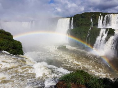 Sessiz bir Coğrafya geçiş bir nehir ve aniden, yaklaşık 80 metre eşitsizlik şiddetli vertigo hissi kapat: gök gürültüsü kulakları sağır bir sabit ile kombine Falls, ana şelale Garganta del Diablo