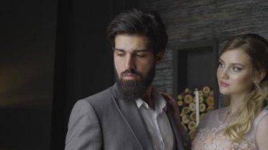 gri takım sırayla karanlık odada uzun sarı saçlar ile ihale kız uzak adam ağır çekim portre stern sakallı