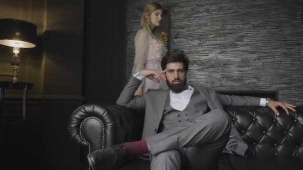 Zpomalený Pohyb Těžkou Vousatý Muž Šedém Obleku Sedí Pohovce Dotýká — Stock video