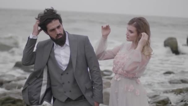 Ağır Çekim Portre Uzun Elbiseli Güzel Kız Ayağa Kayalık Plaj — Stok video