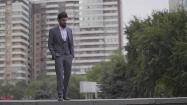 Slow Motion Barbudo Homem Com Mãos Nos Bolsos Desce Degraus — Vídeo de Stock