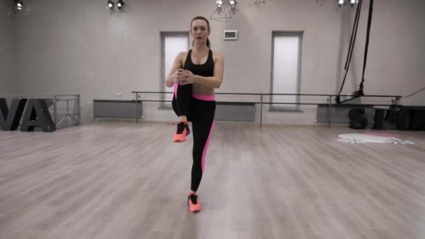 Bardzo Szczupła Dziewczyna Rozciąga Się Noga Czarno Różowe Legginsy Brąz — Wideo stockowe