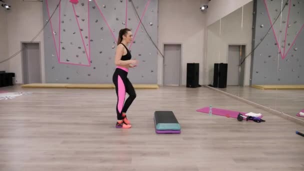Beautiful Lady Long Ponytail Steps Intensively Doing Aerobics Platform Huge — Stock Video