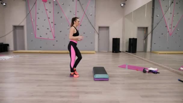 Mooie Dame Met Lange Paardenstaart Stappen Intensief Doen Aerobics Buurt — Stockvideo