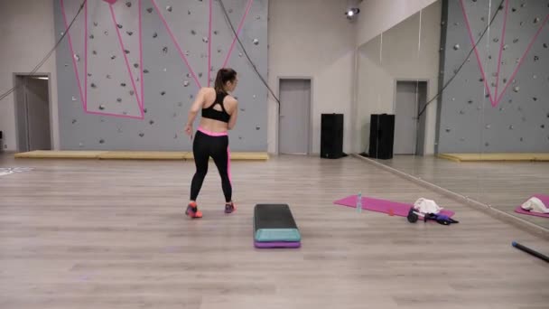 Hübsches Mädchen Schwarzem Top Macht Step Aerobic Das Sich Schnell — Stockvideo