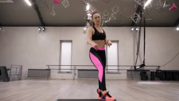 Spor Giyim Güzel Esmer Kız Aerobik Beyaz Windows Karşı Kahverengi — Stok video