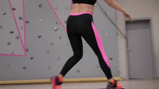 Lage Hoek Schoot Lachende Dame Zwarte Roze Legging Stap Aerobics — Stockvideo