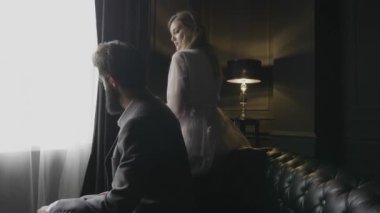 ağır çekim arka yüzü görünümü erkek ve kadın, siyah deri kanepe sandalye tarafından son aşk eski resim gibi düşün