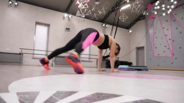 Inspirierende Rückansicht Brünettes Mädchen Schwarz Pinkfarbener Sportbekleidung Arbeitet Bar Intensiv — Stockvideo