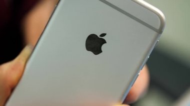 Harika Görünümü Kapat gri iphone corpus ünlü şirket logosu profesyonel tamirci el ile geri