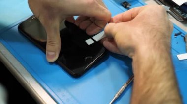 Harika portre asker toz iphone koruyucu film kapak altından kaldırır ve mikrofiber ile mendil