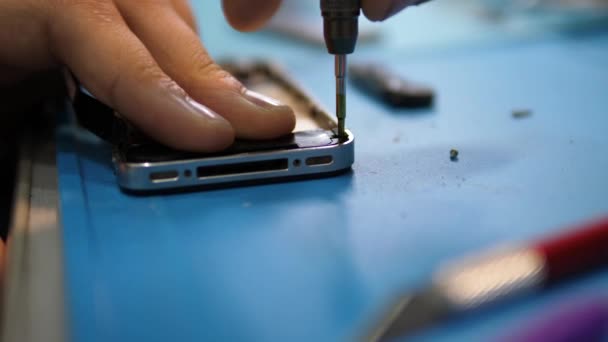 Wunderbare Nahaufnahme Reparateur Hände Schrauben Iphone Detail Silbernem Korpus Mit — Stockvideo