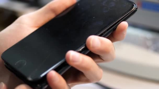 Corpus Destek Atölye Siyah Kırık Unworking Iphone Ekran Closeup Kişi — Stok video