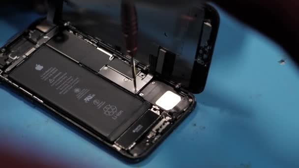 Cerrar Ver Reparador Profesional Desenrosca Piezas Cuerpo Del Iphone Con — Vídeo de stock