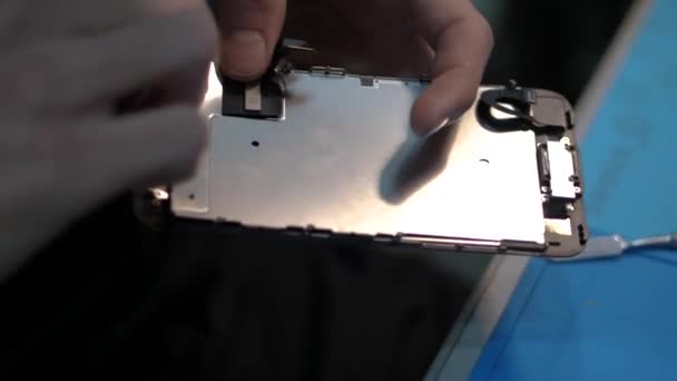 Sluiten Persoon Handen Fix Beschermende Stratum Weerspiegelt Licht Het Display — Stockvideo